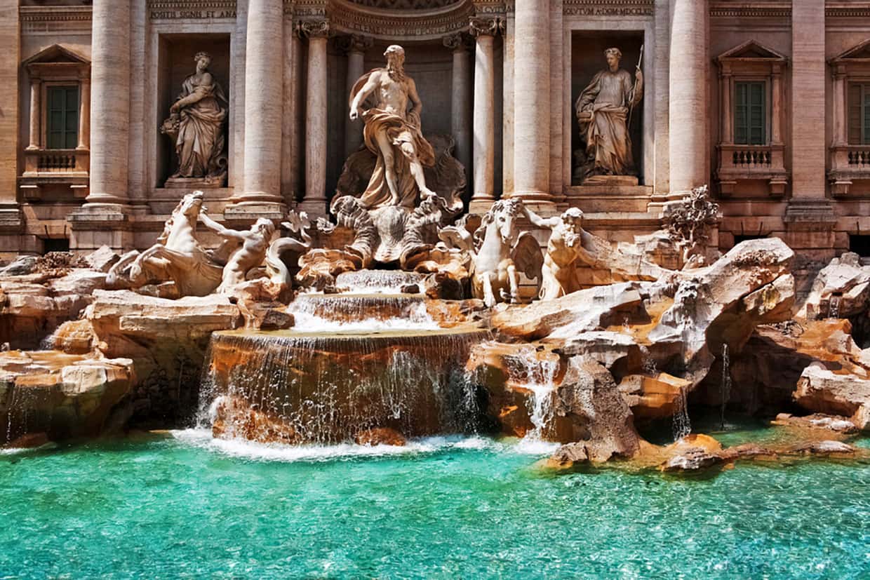 Fonte com aguas claras e cheias de estátuas chamada Fontana de Trevi,