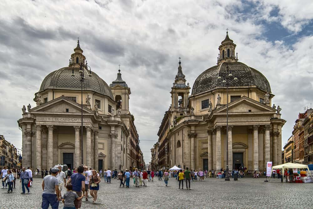 Duas igrejas igauis com colunas romanas na Piazza Del Poppolo