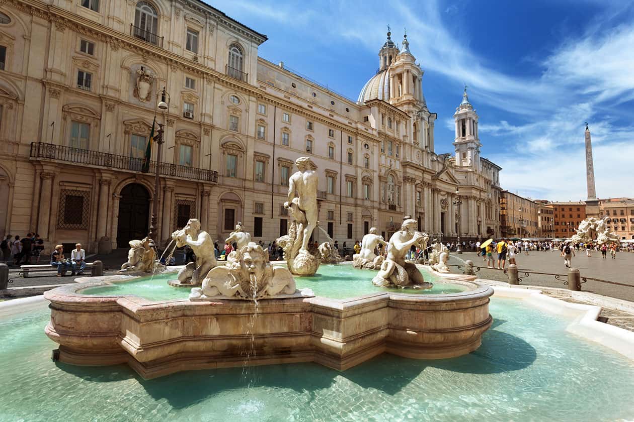 Praça com estátuas antigas numa praça em roma chamada Piazza Navona