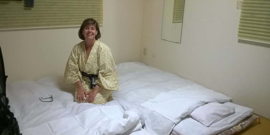 Patricia, no quarto em Hakone, vestida com o kimono