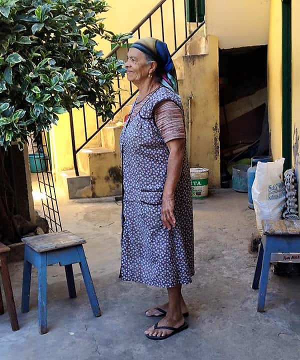 Em Santo Antão, Cabo Verde, senhora de lenço na cabeça