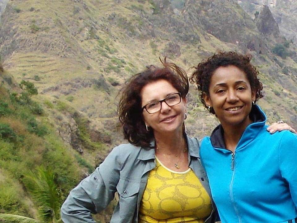 Cabo Verde: duas moças com a montanha atrás
