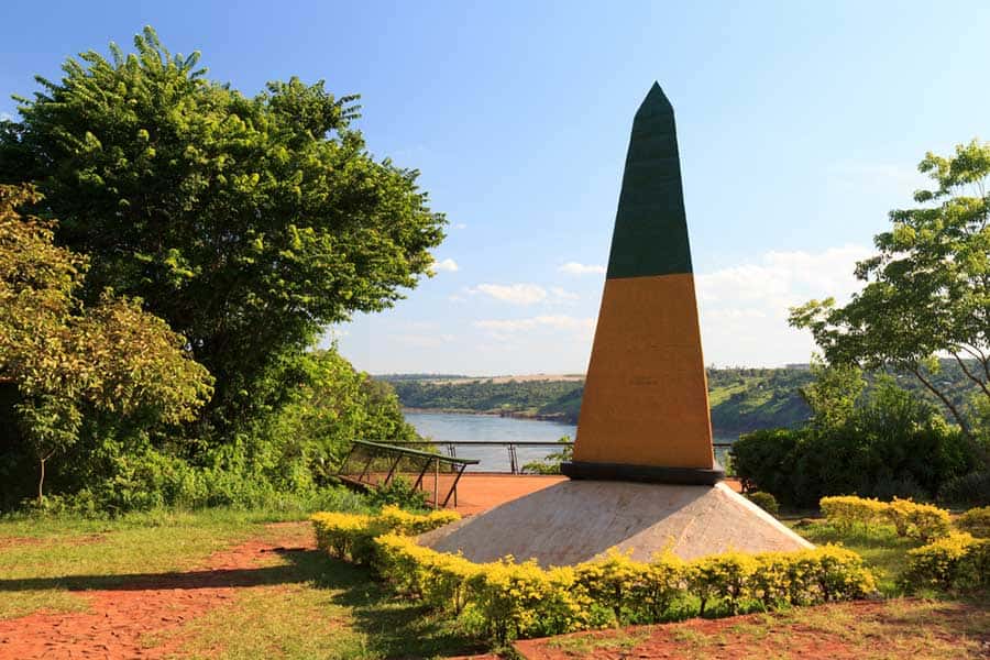 Obelisco brasileiro na tríplice fronteira foto: depositphotos