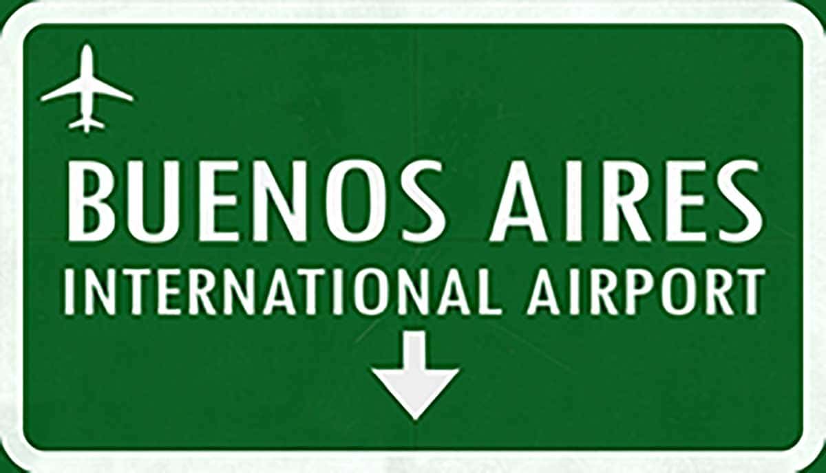 placa verde com escritos em brancos informando direção do aeroporto internacional de buenos aires 