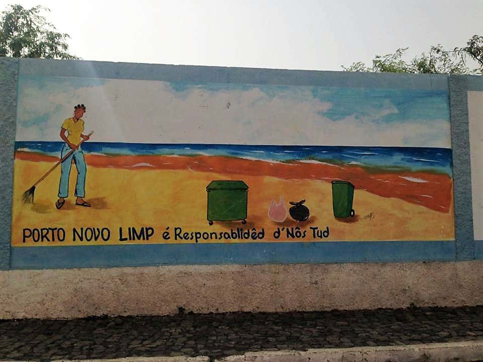 Muro pintado mostra homem varrendo rua