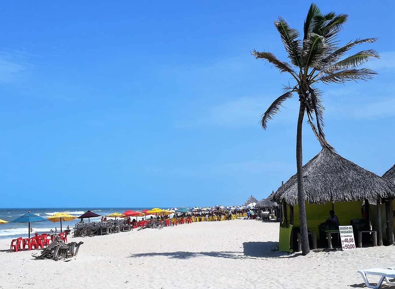 Praia, com cabana e coqueiro, foto para texto como ir do Aeroporto aos hotéis de Fortaleza