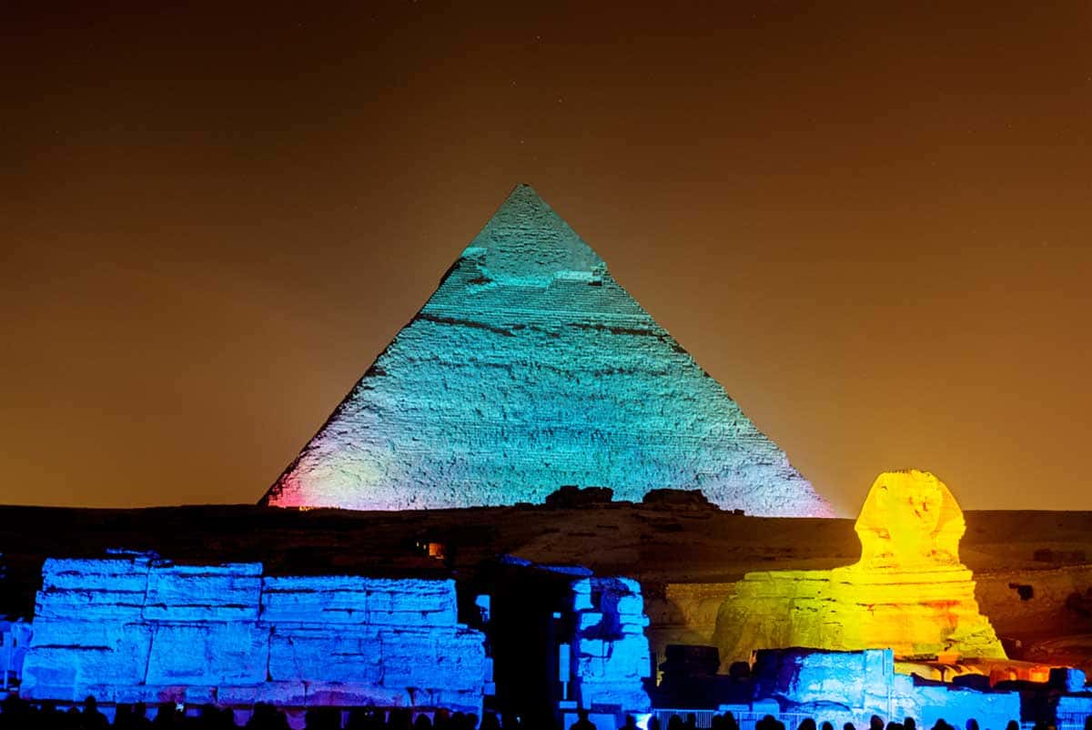 piramides iluminadas de cores diferentes, que traduz um show de imagem e som no egito