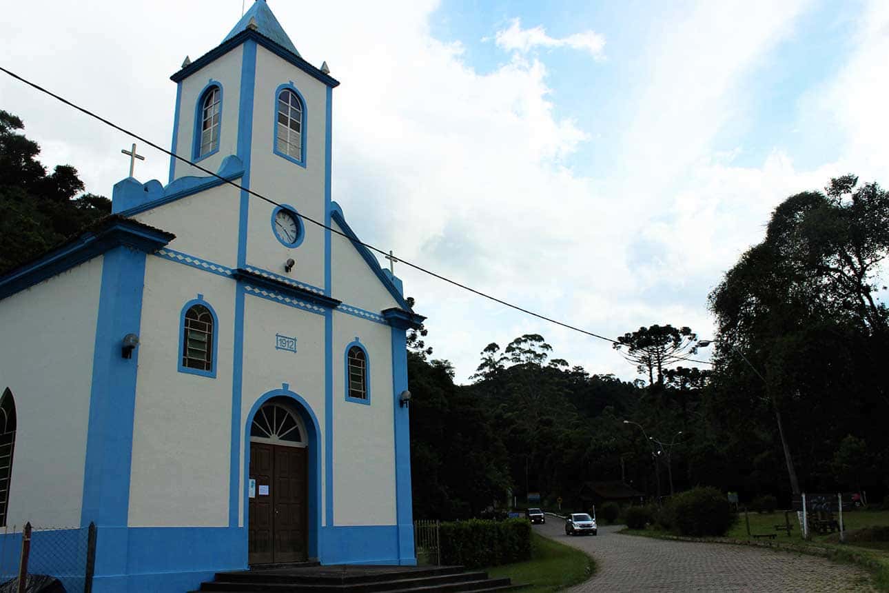 Igreja nas cores branca e azu