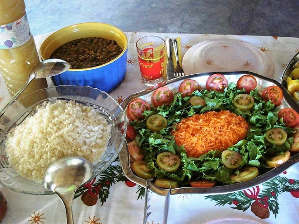 Prato de salada, peixe, arroz, feijão
