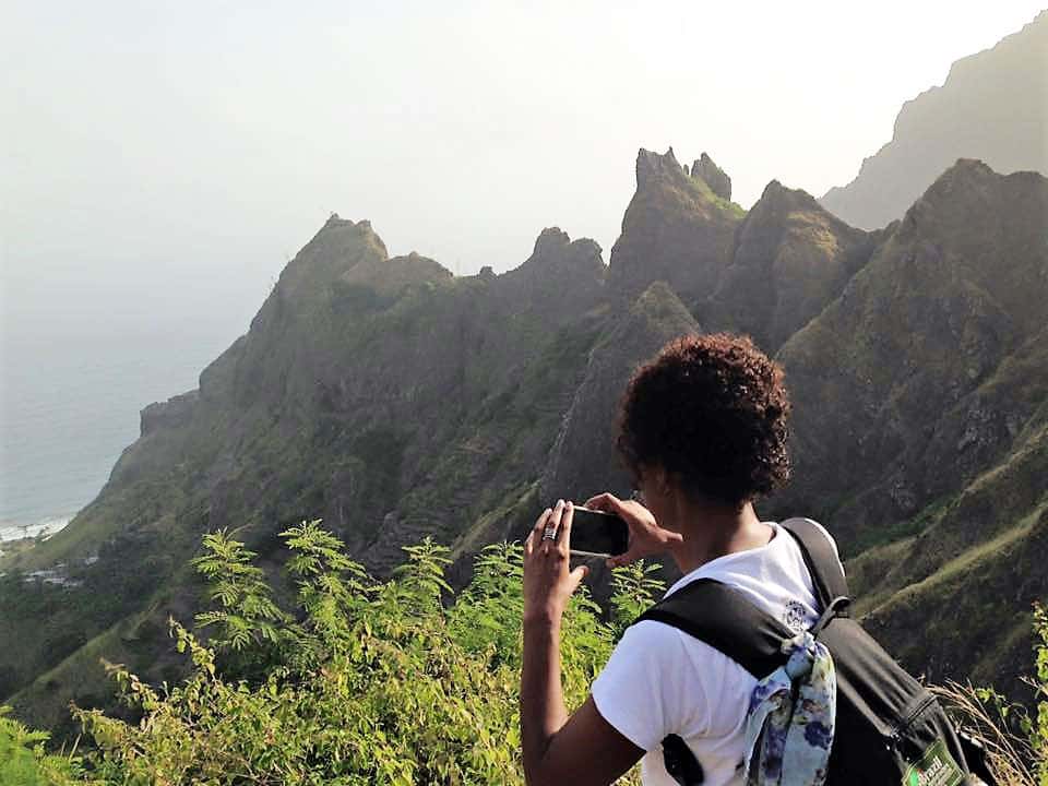 Cabo Verde: moça tira foto de motanha