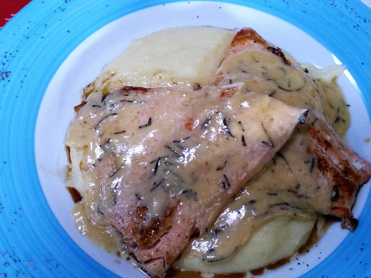 O que fazer em Visconde de Mauá: prato com truta salmonada, coberto com molho
