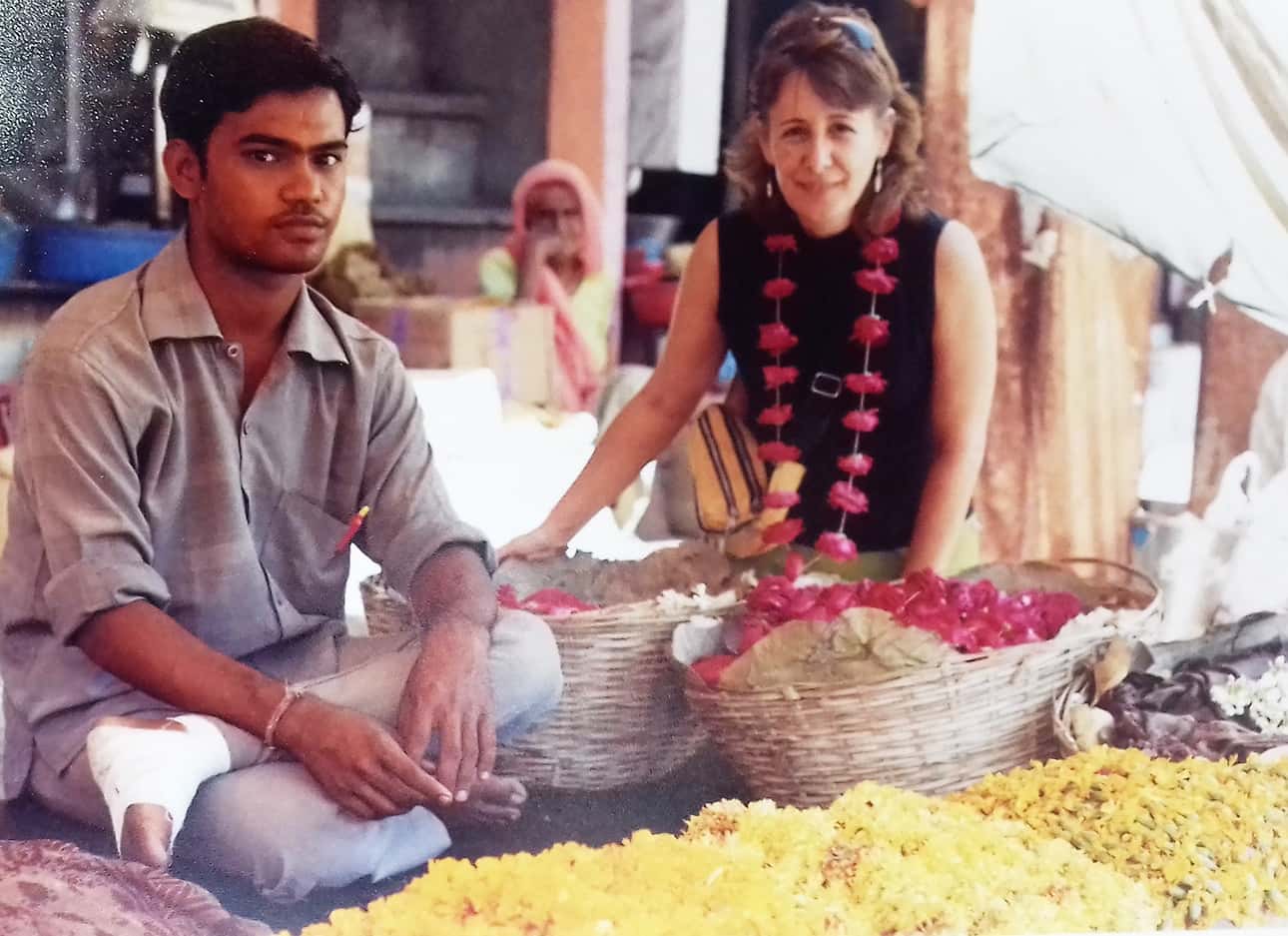 Mulheres Viajantes: mulher e homem em mercado de especiarias na India