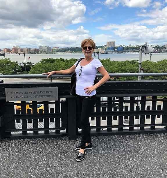 Mulheres viajantes; mulher em frente a rio na cidade de Nova Yoirk