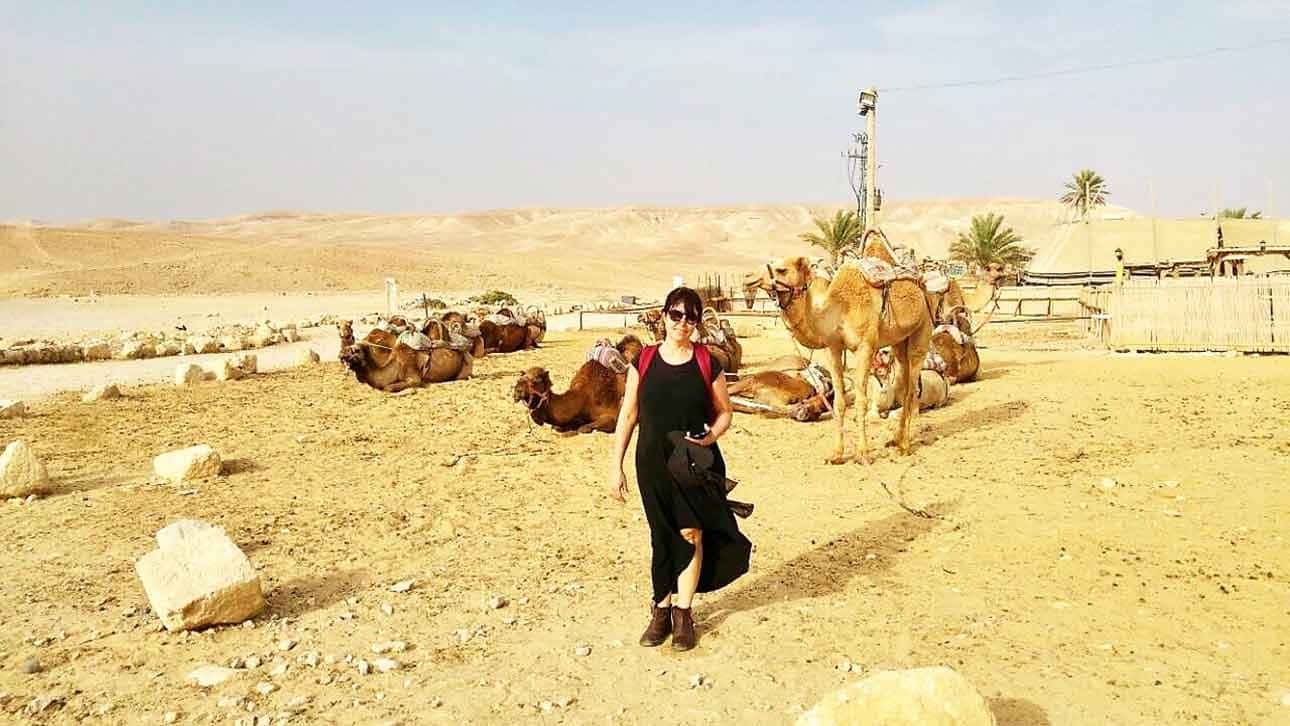 Mulheres viajantes: foto mostra moça no deserto, camelos
