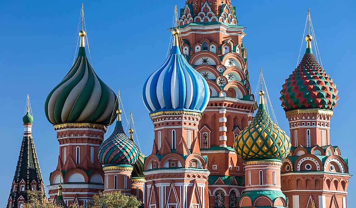 Igreja cheias de cúpulas coloridas na russia, viagem a russia