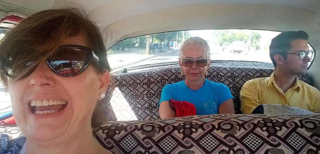 Duas senhoras, de nome Antoinette-e-Patricia, mais um terceiro passageiro -no-primeiro-dia-em-Havana-dentro-do-táxi-coletivo, Vedado, Havana, Cuba