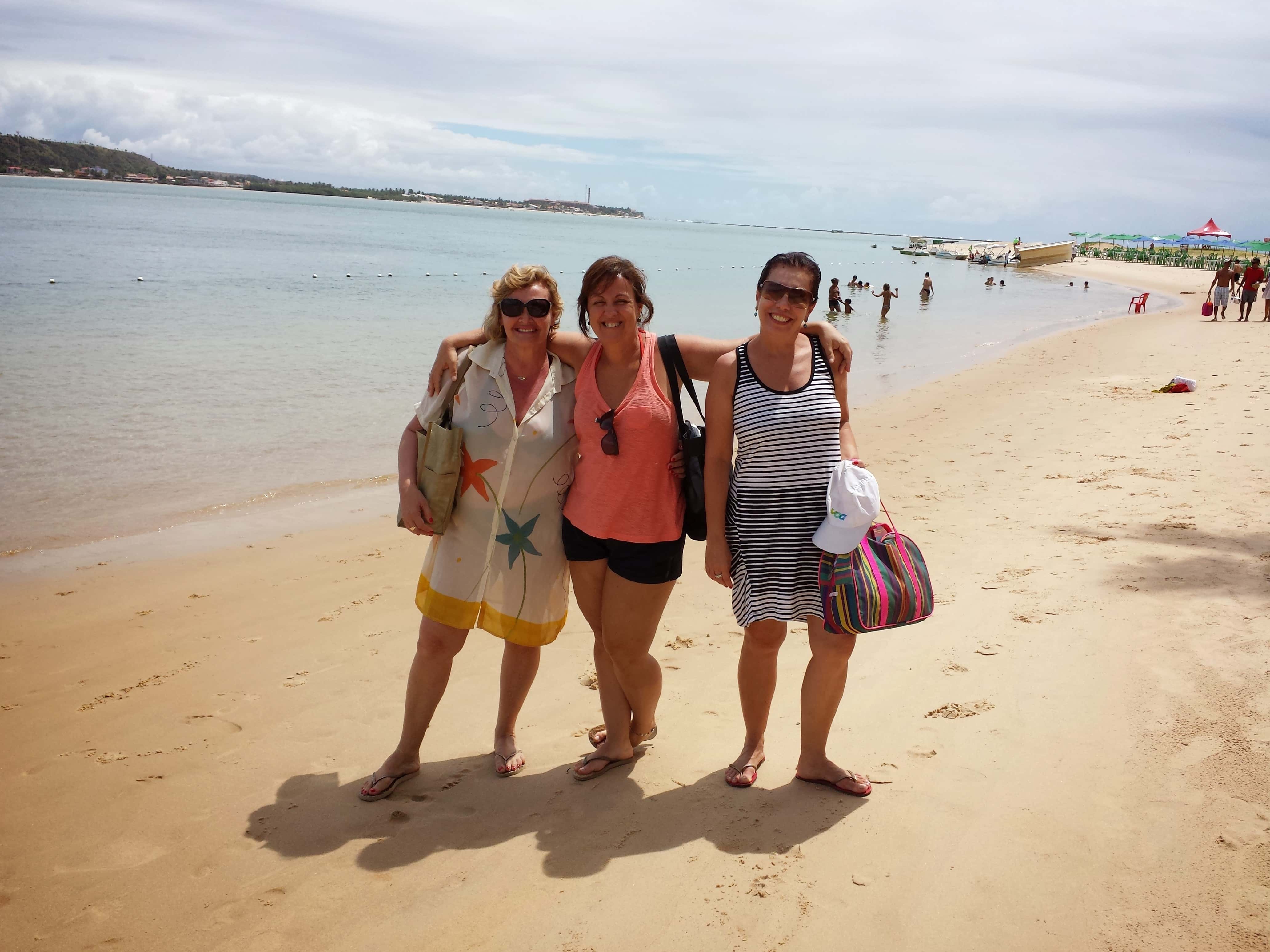 Três moças na praias: onde ir em Maceió