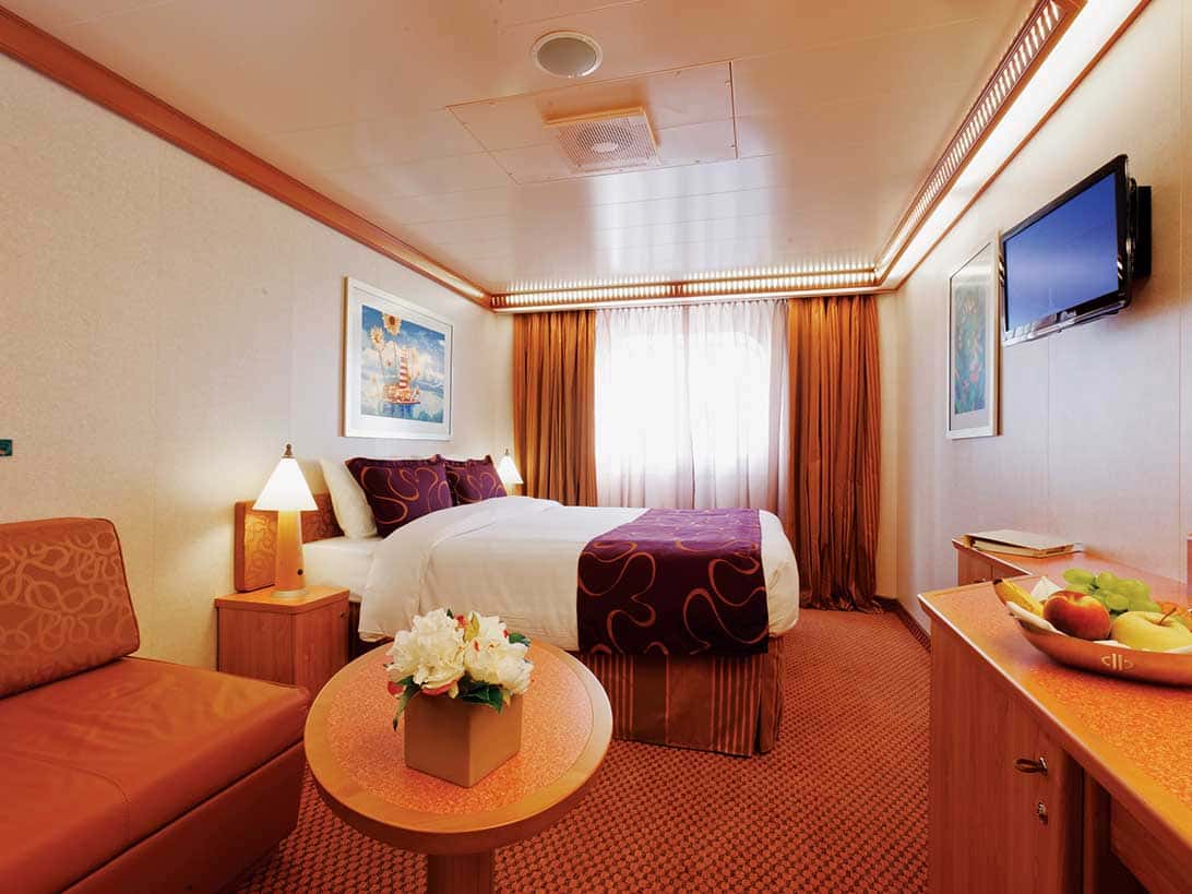 Cabine com mesa, cama e mobiliário de navio que fará cruzeiros marítimos na costa brasileira