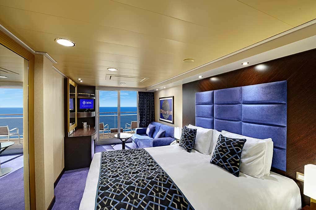 viagem de navio: cabine com cama , sofá, varanda e vista do mar