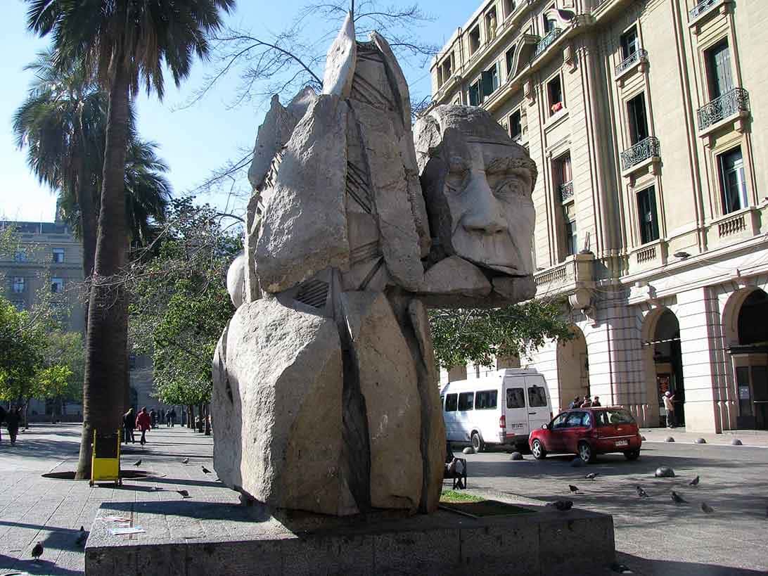 Estátua em pedra de um índio sul-americano que segura a própria cabeça mas mãos: o que fazer em Santiago
