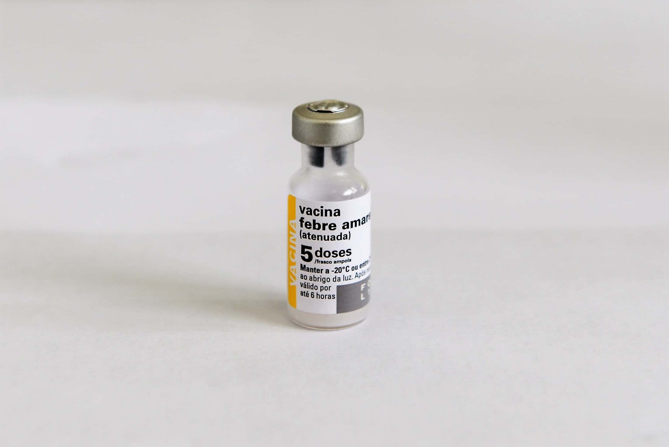 Vidro de vacina de febre amarela com tarja mostrando dose atenuada
