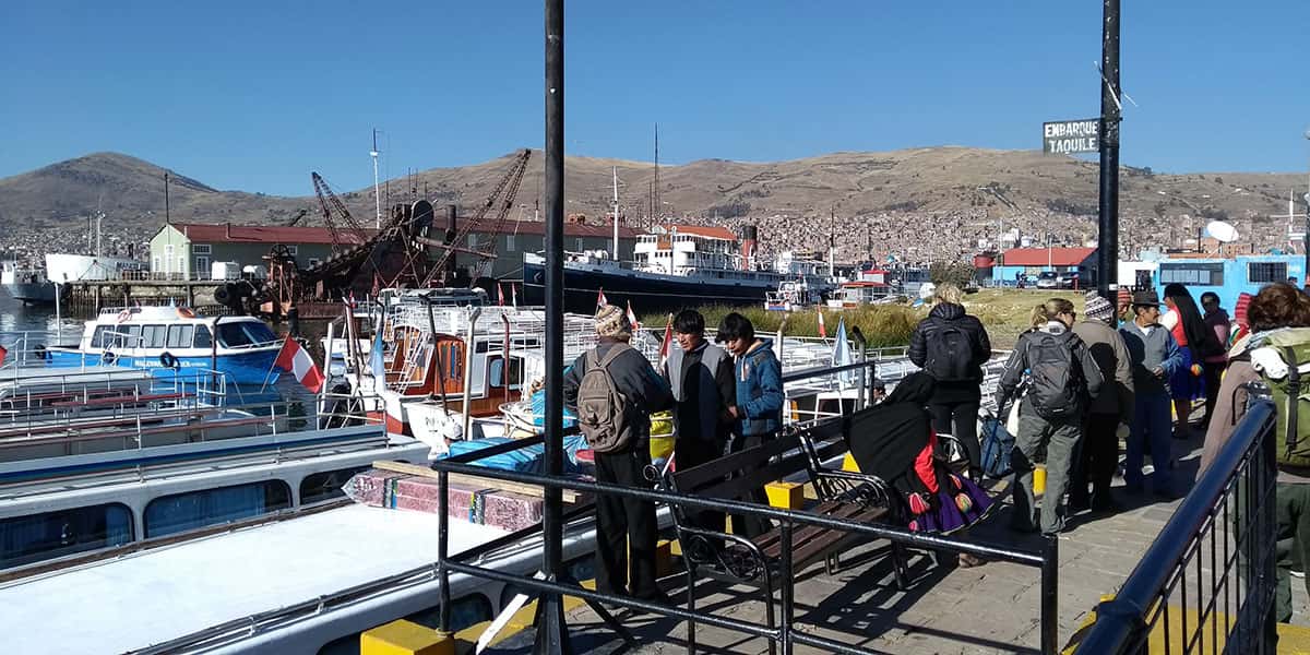 fila para pegar as balsas para as ilhas no lago Titicaca, cidade de Puno, Peru