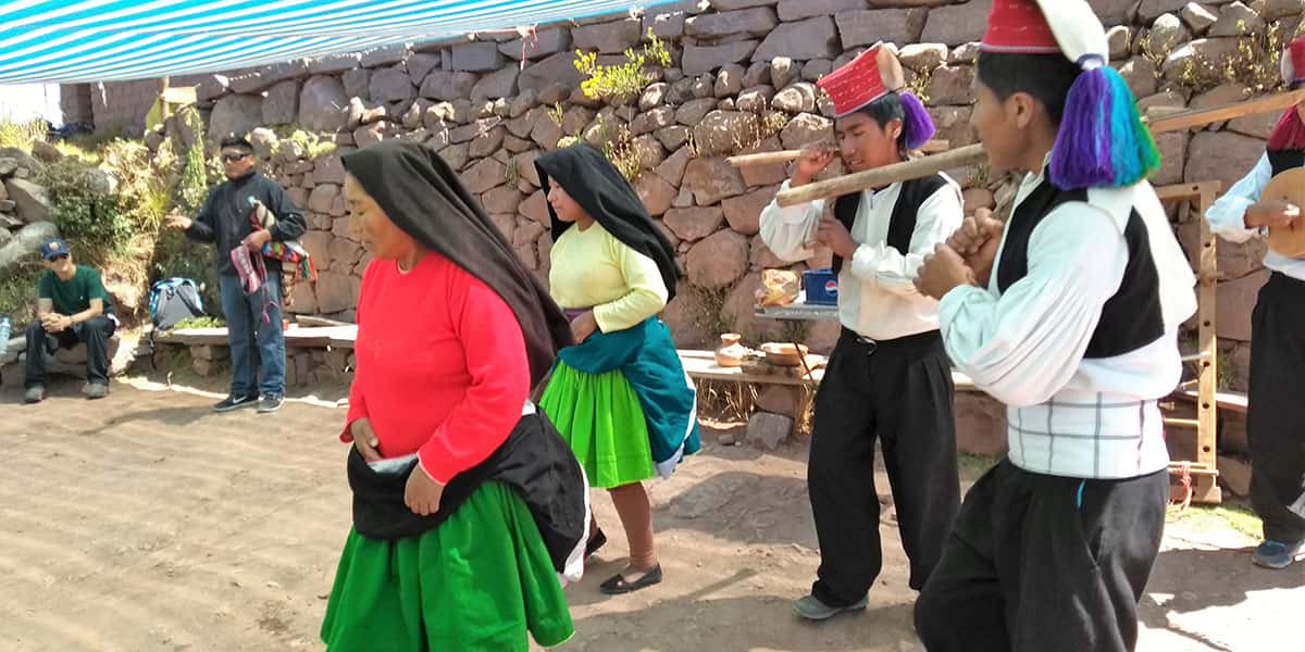 Apresentação folclorica na ilha taquile, lago titicaca peru