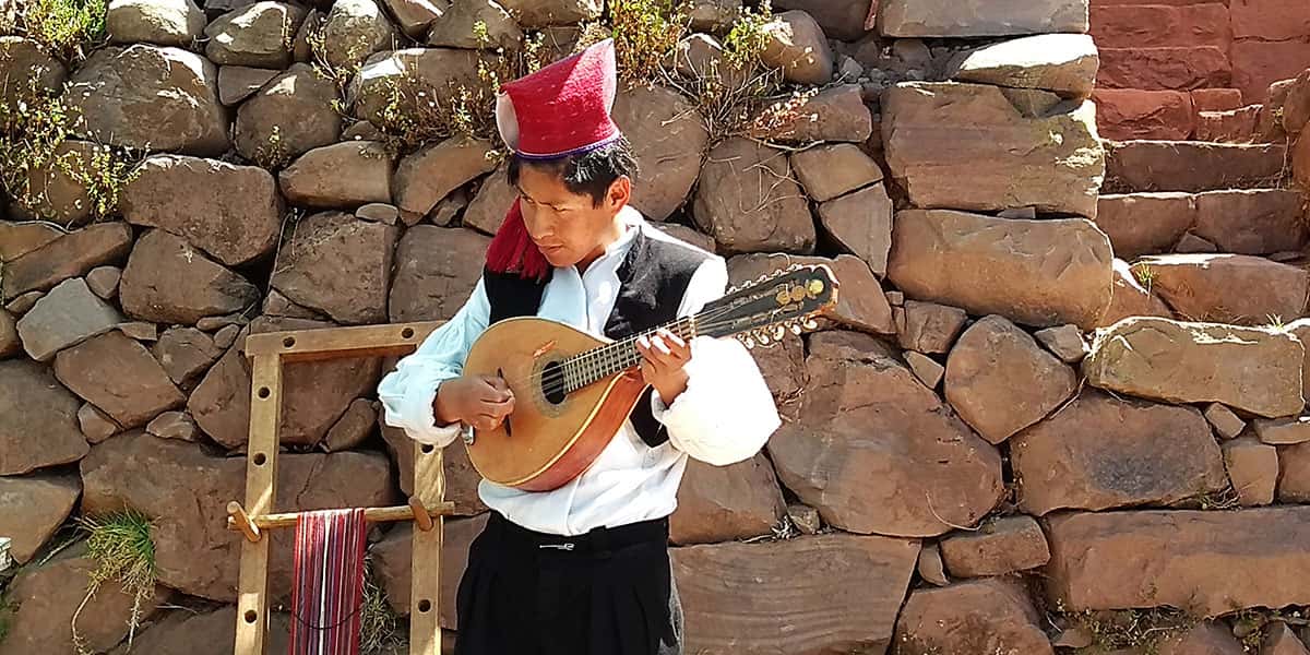 peru-lago titicaca ilha taquile-tocando-balailaika-