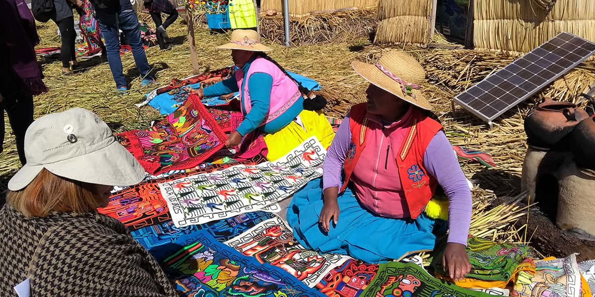 Lago titicaca, peru, Ilha Uros, venda de artesanato