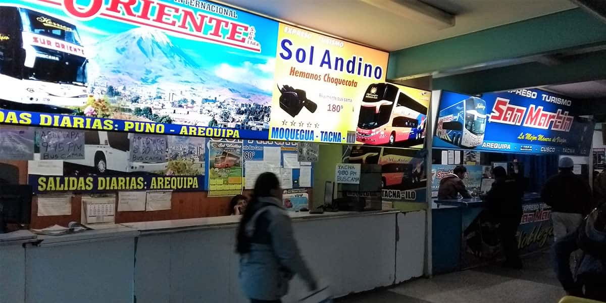 Guiches de venda de passagens de ônibus, rodoviária de Puno