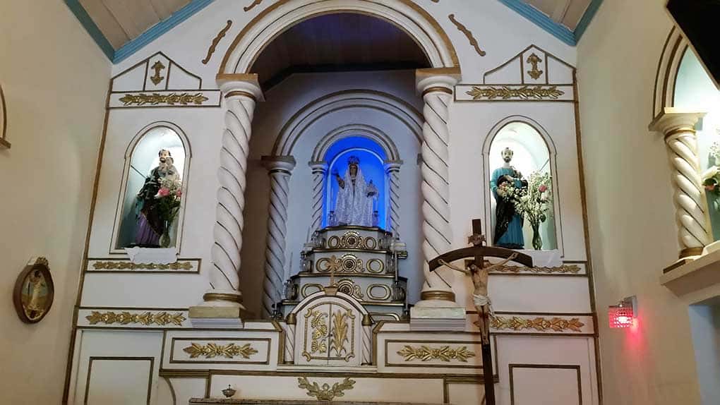 Altar em branco e dourado com imagem original de Nossa Senhora dos Remédios, em Arraial do Cabo