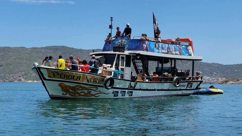 Barco com pessoas em Arraial do Cabo