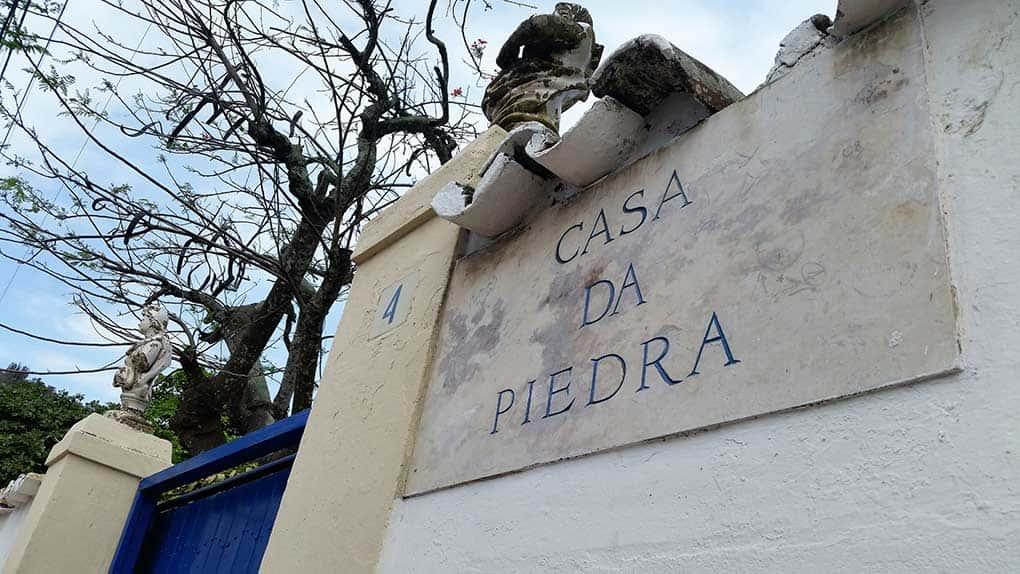 Muro de uma casa de pedra com os dizeres Casa da Piedra, em Arraial do Cabo