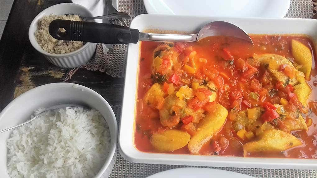 Prato com moqueca de peixe com banana