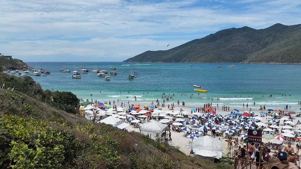 Prainhas do Atalaia com bastante gente e barcos