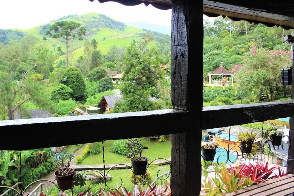 Vista para as montanhas de m dos quartos de umas oousadas em Visconde de Mauá 
