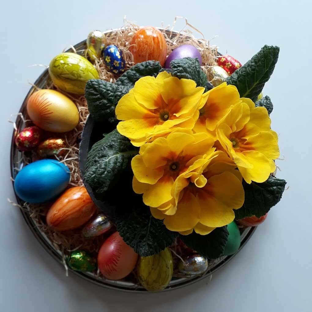 Ovos decorados e de chocolate: no belo arranjo de mesa (Valeria Küng)