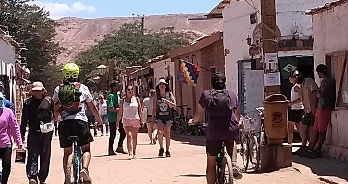 Jovens pelas ruas de San Pedro de Atacama (Patricia Lamounier)