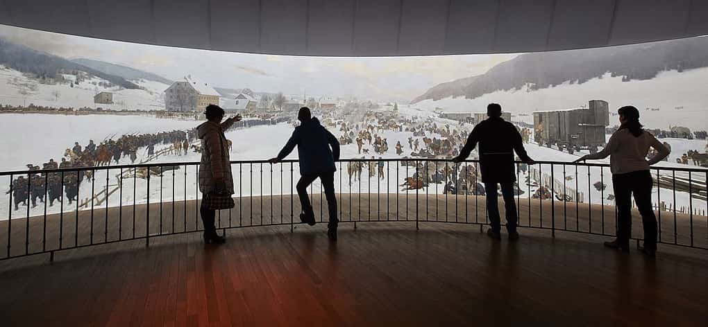 Pessoas vendo pintura de guerra em tamanho natural em Fundação Bourbaki na cidade de Lucerna na Suíça