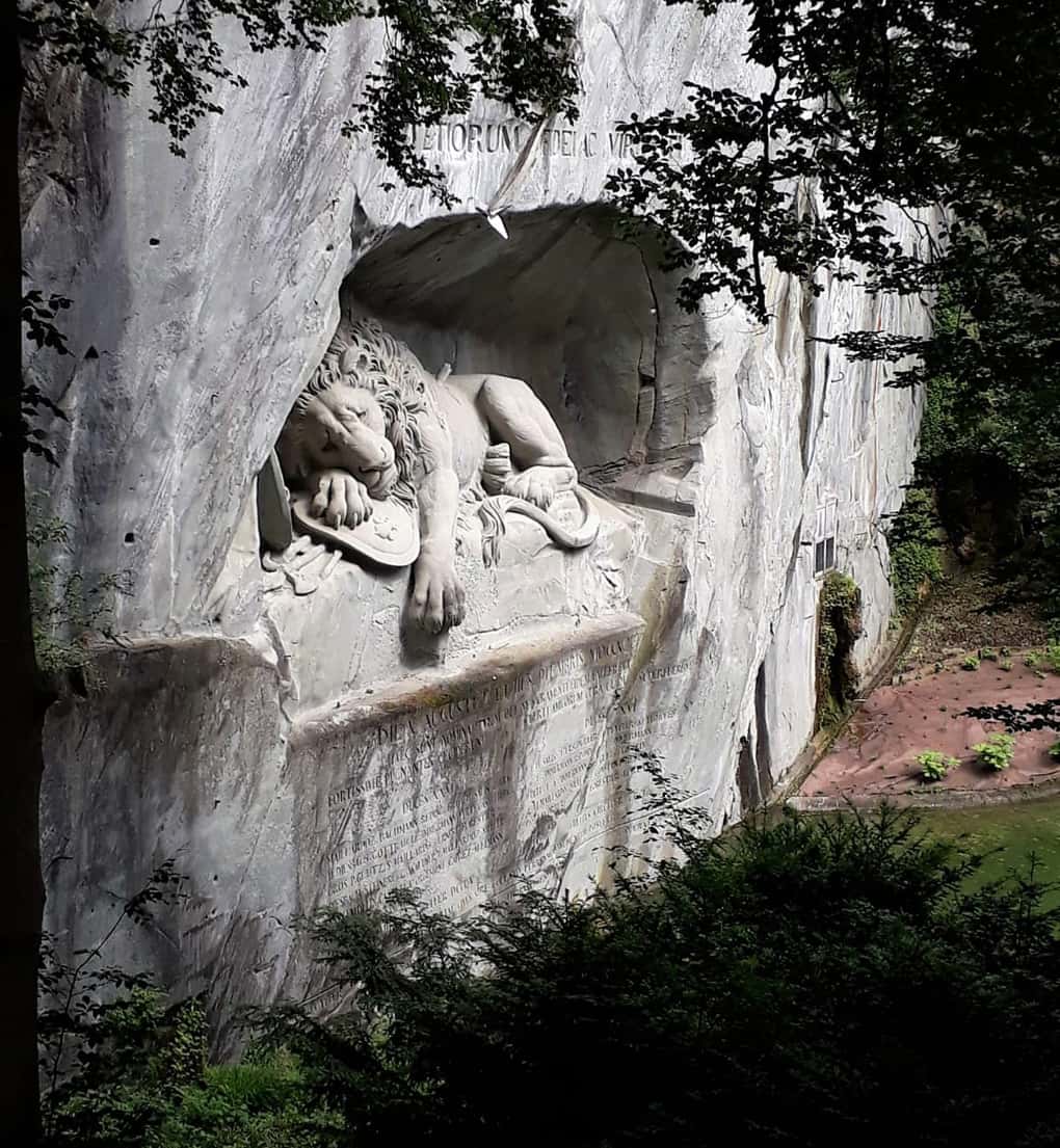 Pedra com escultura de um leão na cidade de Lucerna na Suíça
