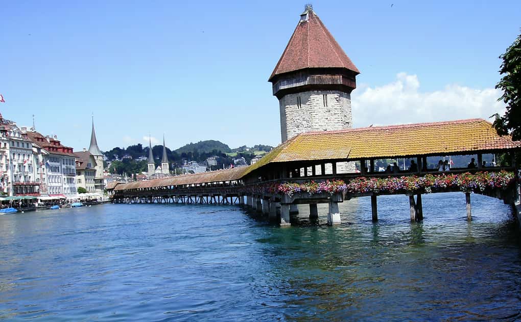 Ponte sobre lago e torre em Lucerna, na Suíça