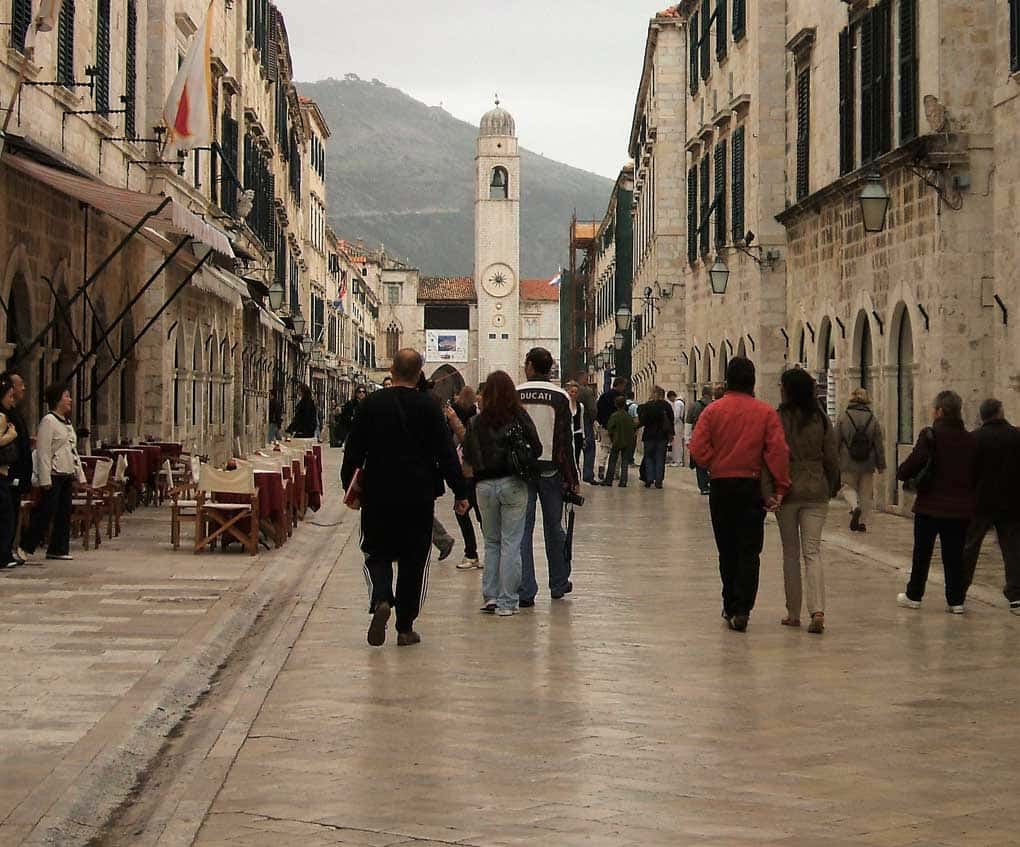 Pessoas andam por uma rua em um dia em Dubrovnik