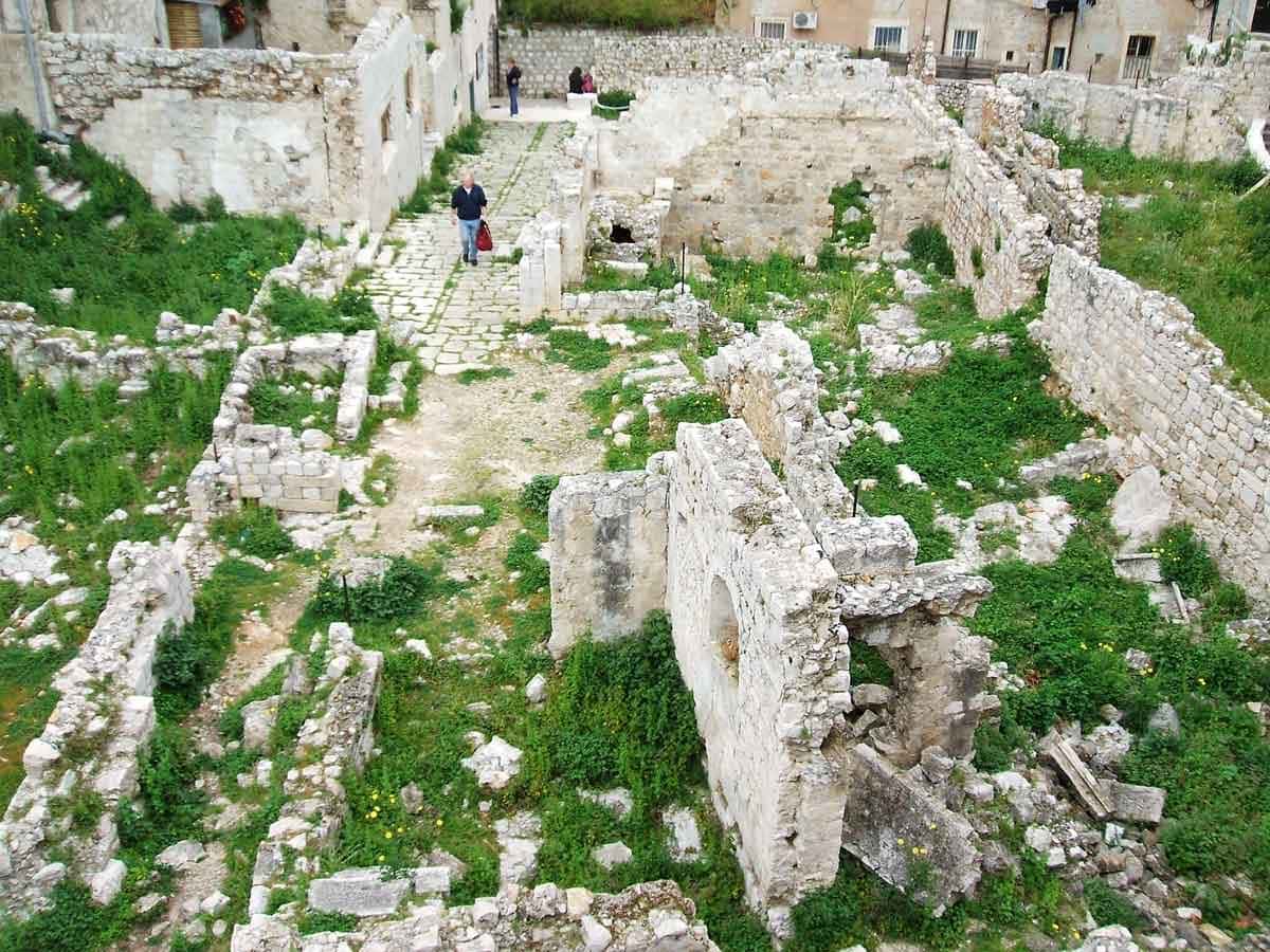 Construções devastadas pela guerra vistas em um dia em Dubrovnik
