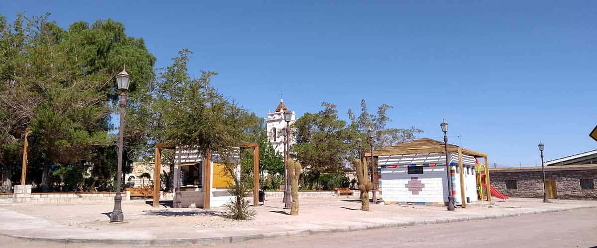 Pracinha de Toconao, onde estão a igreja e a torre do sino de São Lucas