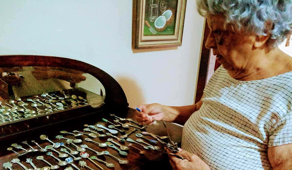 Alcina Garcia de Araujo e sua coleção de colherinhas
