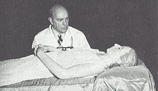 Roteiro Eva Perón: seu corpo e o médico Ara, que o embalsamou (Wikipedia.pt)