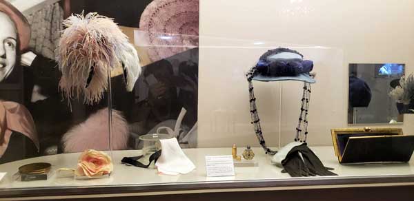 Chapéus, carteira, luva e outros adereços compuseram o "look" Evita (Foto: Marlyana Tavares)