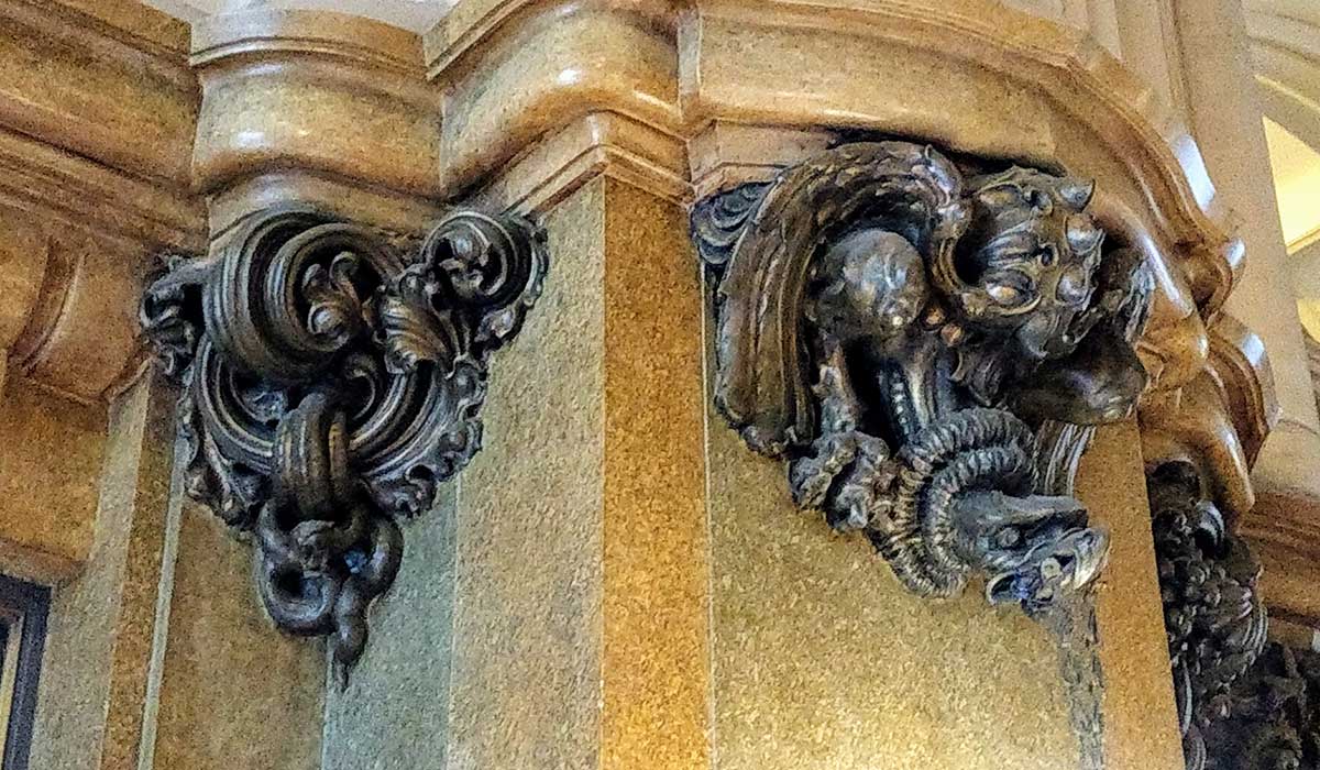 palacio-barolo-esculturas-marmore representando inferno, foto patricia lamounier