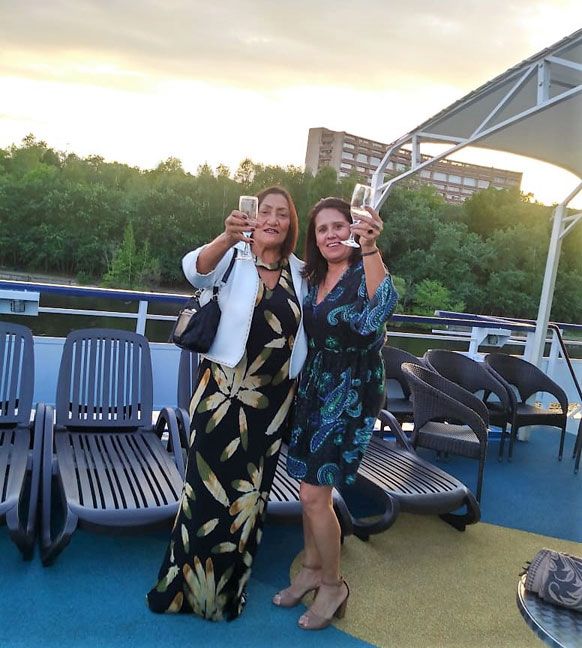 Em cruzeiro pela Rússia, duas mulheres brindam no navio