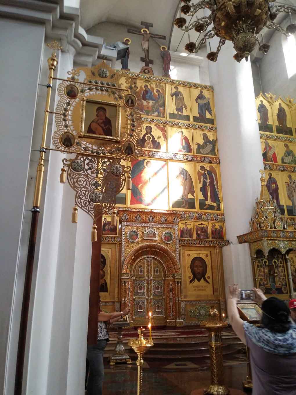 Painel de igreja todo em dourado com vário desenhos de santos
